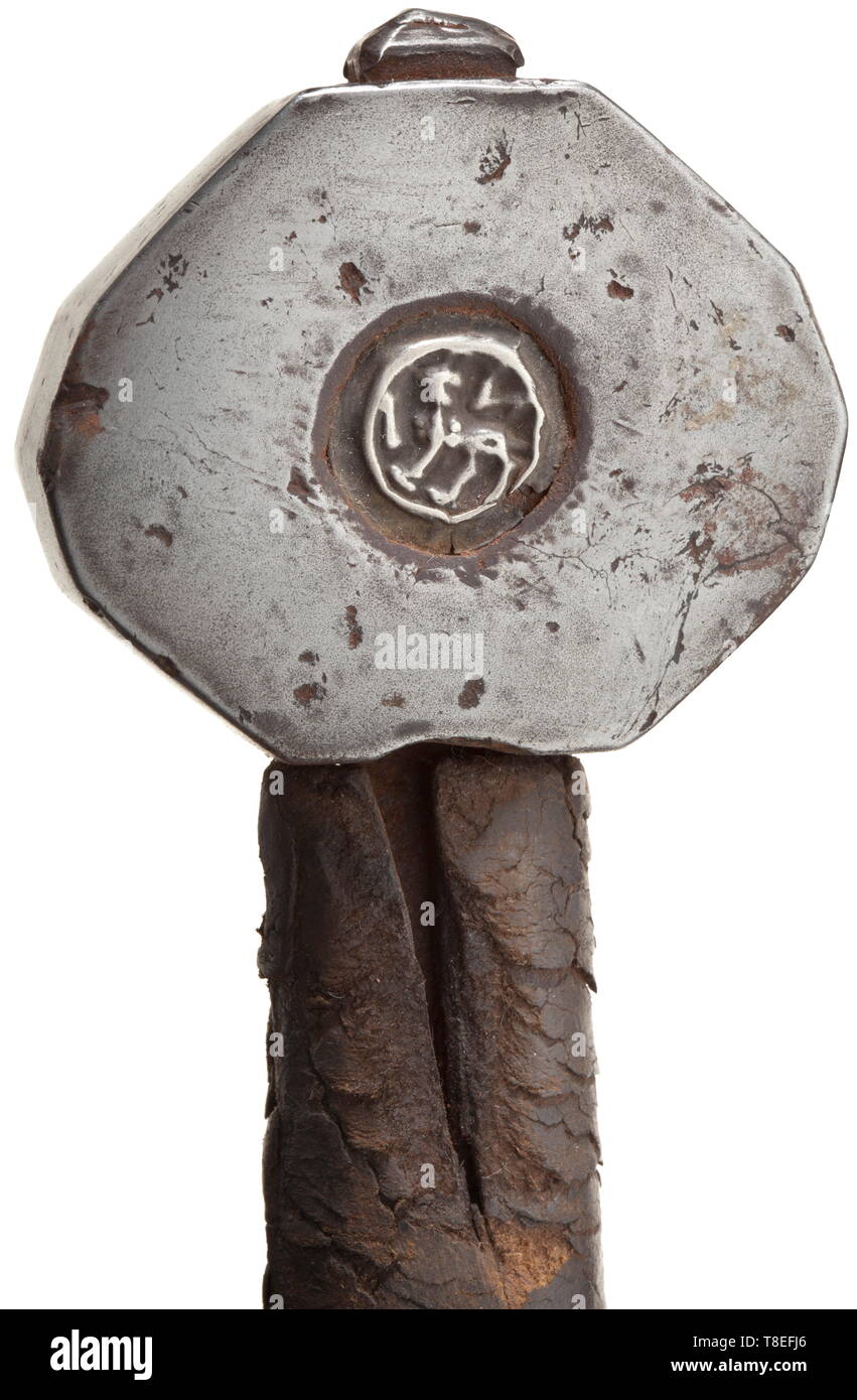 Einem deutschen mittelalterlichen 'große' Schwert circa 1400. Mit langen breiten zweischneidige Klinge, die untere Hälfte mit einem breiten flachen Fuller auf beiden Seiten, der Abgeflachten Sechskant über dem Median, Abflachung in Richtung zu einer kurzen Punkt, und Schnitt mit drei Markierungen auf den jeweiligen Seiten wiederholt, ein Running Wolf, eine Kugel mit einem Kreuz gefüllt, die letzten wahrscheinlich ein Paar von Schwertern am gegenüberliegenden diagonalen und jeweils mit Spuren von schutzstahlblech Inlay, später Eisernen Steg und Knauf, Letzteres versenkt in der Mitte und mit einem silbernen roundel Cast mit einer heraldischen b, Additional-Rights - Clearance-Info - Not-Available eingestellt Stockfoto
