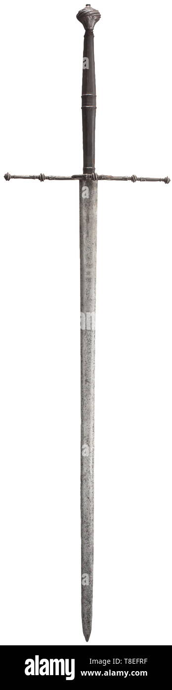 Eine feine italienische 2-Hand processional Schwert ca. 1560-70. Mit double-Blade der abgeflachten Sechskant verjüngt sich zu einer kurzen Punkt scharfkantig, mit fehlschärfe gebildet, und stampfte mit den heiligen Inschrift "IHS" zusammen mit "A" und "Ria" in einer vertikalen Anordnung segmentierten innerhalb von doppelten lineare Platten auf beiden Seiten an der Forte, Bügeleisen griff Gemeißelt in der Entlastung, von ein Paar facettierte quillons dekoriert mit spiralförmig kannelierten kugelförmigen Terminals und jeweils durch eine spiralförmig kannelierten Knop zwischen Blättern durchgeführt unterbrochen, mit symmetrischen Inn, Additional-Rights - Clearance-Info - Not-Available gebildet Stockfoto