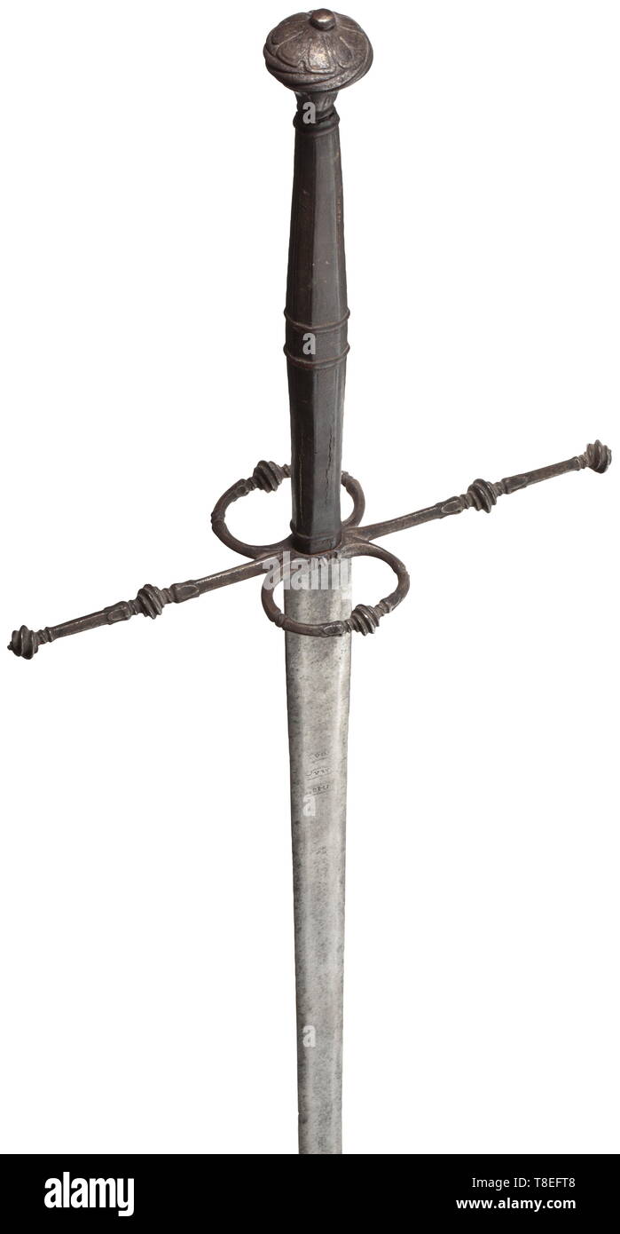 Eine feine italienische 2-Hand processional Schwert ca. 1560-70. Mit double-Blade der abgeflachten Sechskant verjüngt sich zu einer kurzen Punkt scharfkantig, mit fehlschärfe gebildet, und stampfte mit den heiligen Inschrift "IHS" zusammen mit "A" und "Ria" in einer vertikalen Anordnung segmentierten innerhalb von doppelten lineare Platten auf beiden Seiten an der Forte, Bügeleisen griff Gemeißelt in der Entlastung, von ein Paar facettierte quillons dekoriert mit spiralförmig kannelierten kugelförmigen Terminals und jeweils durch eine spiralförmig kannelierten Knop zwischen Blättern durchgeführt unterbrochen, mit symmetrischen Inn, Additional-Rights - Clearance-Info - Not-Available gebildet Stockfoto