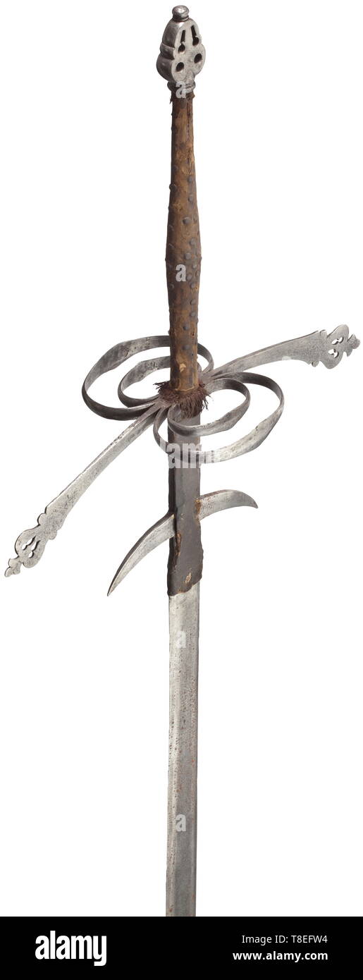 Ein Deutscher 2-Hand processional Schwert im späten 16. Jahrhundert Stil. Von besonderem Gewicht, mit langem, zweischneidige Klinge leicht über seine Länge größer, mit einem Reichsapfel Markierung auf der einen Seite und mit einem Abstract Gerät von Linien und Punkten auf der anderen, lange leder Fehlschärfe mit einem Paar hängenden Nasen, Bügeleisen griff der abgeflachten Bars gebildet, bestehend aus einem Paar von gewölbten Lange quillons mit durchbohrten förmige Verbreiterung Terminals, inneren und äußeren Schutzvorrichtungen jeweils aus zwei konzentrischen ovale Vertiefung in der Mitte gebildet, passende Flachbild löchrig-seitig Knauf, und Additional-Rights - Clearance-Info - Not-Available Stockfoto