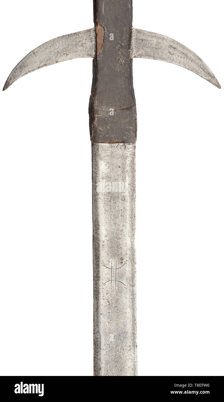 Ein Deutscher 2-Hand processional Schwert im späten 16. Jahrhundert Stil. Von besonderem Gewicht, mit langem, zweischneidige Klinge leicht über seine Länge größer, mit einem Reichsapfel Markierung auf der einen Seite und mit einem Abstract Gerät von Linien und Punkten auf der anderen, lange leder Fehlschärfe mit einem Paar hängenden Nasen, Bügeleisen griff der abgeflachten Bars gebildet, bestehend aus einem Paar von gewölbten Lange quillons mit durchbohrten förmige Verbreiterung Terminals, inneren und äußeren Schutzvorrichtungen jeweils aus zwei konzentrischen ovale Vertiefung in der Mitte gebildet, passende Flachbild löchrig-seitig Knauf, und Additional-Rights - Clearance-Info - Not-Available Stockfoto