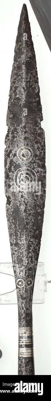 Ein frühes Mittelalter militärischen Speer mit Niello 8. bis 9. Jahrhundert. In ausgegraben, den Kopf mit schlanken blattförmige Blade der abgeflachten Diamant abschnitt, beide Seiten mit Intarsien zentral mit drei konzentrischen niello Ringe unter Beifügung einer einzigen Tablette, eine ähnliche Intarsien Muster oben, zwei Ringe, ein paar kleine einzelne Ringe an der Basis, und facettierte Sockel mit einem Muster von drei Enge - Niello linearer Satz Bands über den Hals. Auf modernen Holz- haft. Kopf 41,4 cm. Gesamtlänge 223 cm. historischen, historische Waffen, Waffen, Waffen, arm, Baron, Additional-Rights - Clearance-Info - Not-Available Stockfoto