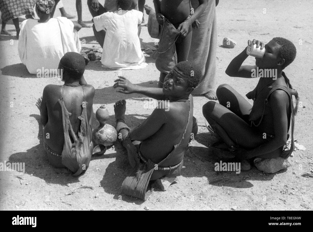 Afrikanische Stammesangehörige in Nigeria Dorf Afrika 1959 Westafrika Stockfoto