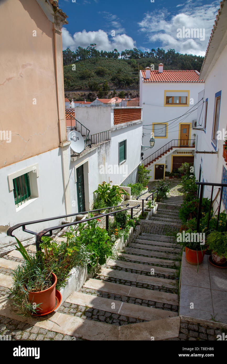 Alte Häuser in den kleinen Straßen von Odeceixe an der Algarve, Portugal. Stockfoto