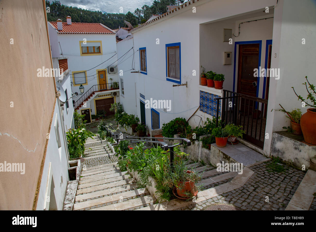 Alte Häuser in den kleinen Straßen von Odeceixe an der Algarve, Portugal. Stockfoto