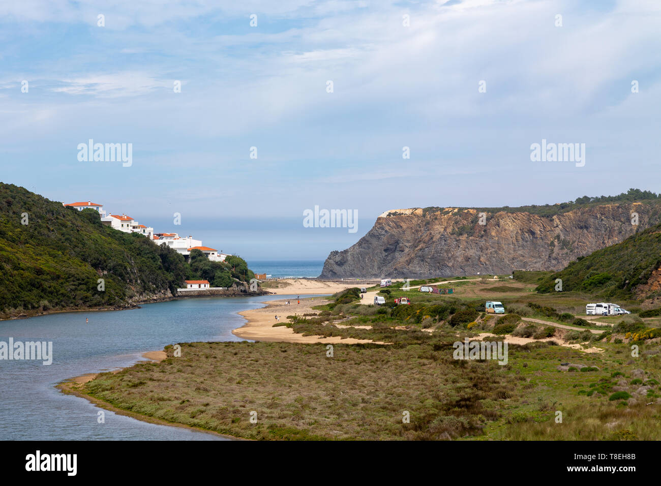 Blick entlang der Ribeira de Seixe in Richtung Praia de Odeceixe und den Atlantischen Ozean an der Algarve, Portugal. Stockfoto