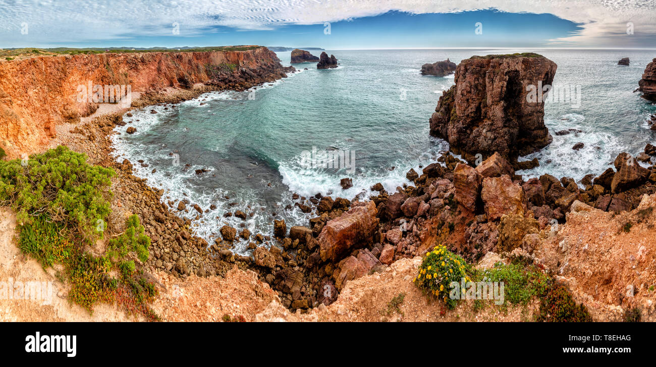 Felsige Küste im Naturpark der Costa Vicentina an der Atlantik an der Algarve, Portugal. Stockfoto