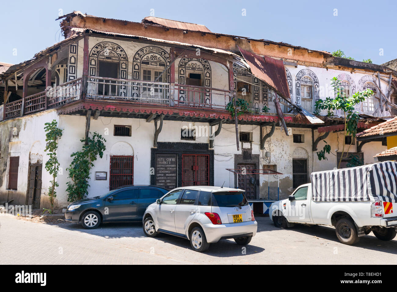Äußere des alten ersten Polizeistation, jetzt Ali's Curio Markt, in einer Seitenstraße in der Altstadt von Mombasa, Kenia Stockfoto