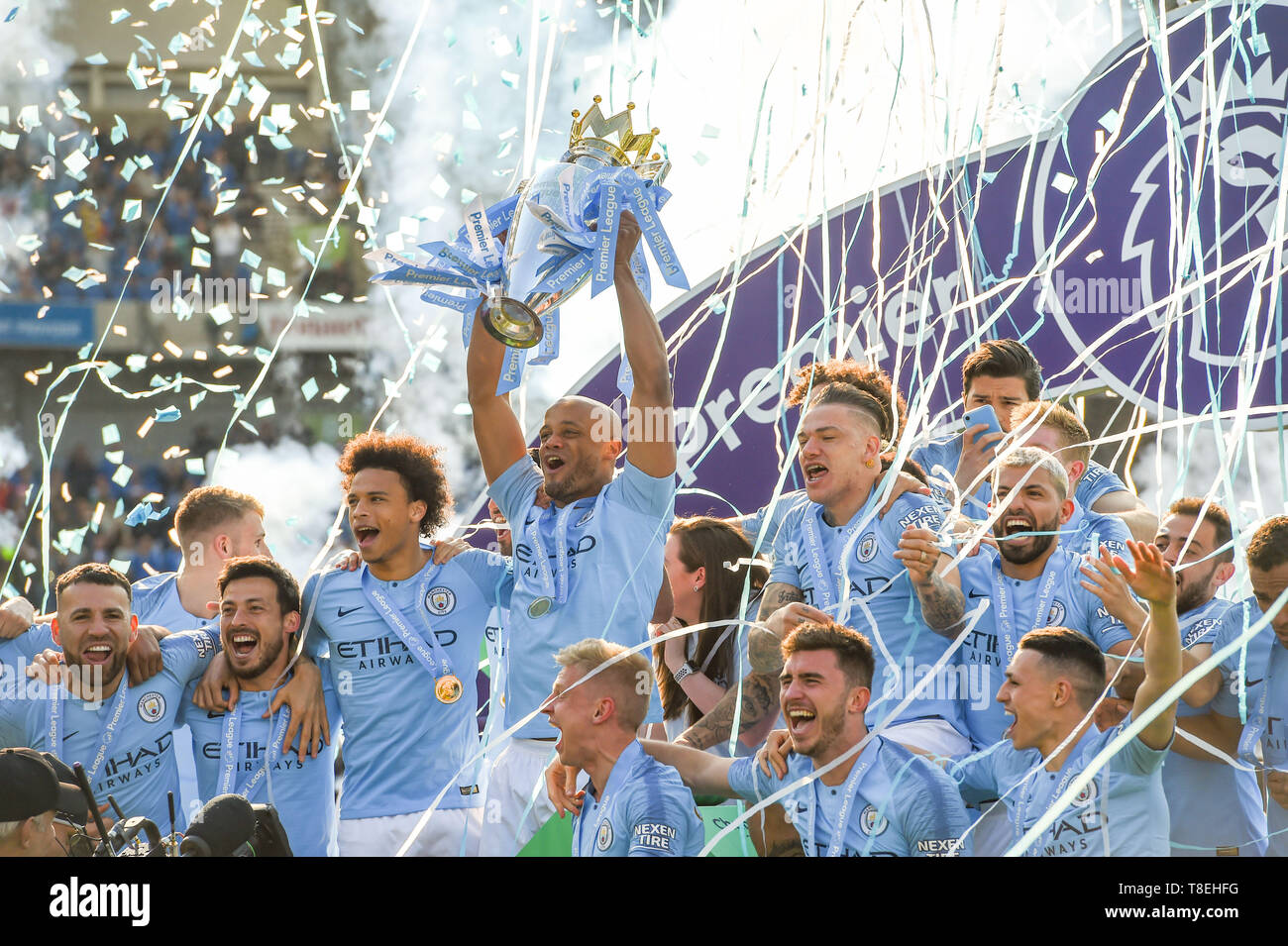 Vincent Kompany aus Manchester City hebt die Trophäe der Premier League nach dem Spiel der Premier League zwischen Brighton & Hove Albion und Manchester City im American Express Community Stadium, 12. Mai 2019, Foto Simon Dack/nur zur Verwendung mit der Teleeinstellung „Images Editorial“. Kein Merchandising. Für Fußballbilder gelten Einschränkungen für FA und Premier League. Keine Nutzung von Internet/Mobilgeräten ohne FAPL-Lizenz. Weitere Informationen erhalten Sie von Football Dataco Stockfoto