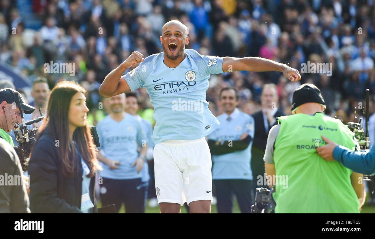 Vincent Kompany aus Manchester City feiert den Titel während des Premier League-Spiels zwischen Brighton & Hove Albion und Manchester City im American Express Community Stadium, 12. Mai 2019 Photo Simon Dack / Tele Images. Nur redaktionelle Verwendung. Kein Merchandising. Für Fußballbilder gelten die Einschränkungen für FA und Premier League. Keine Nutzung von Internet/Mobilgeräten ohne FAPL-Lizenz. Weitere Informationen erhalten Sie von Football Dataco Editorial. Kein Merchandising. Für Fußballbilder gelten Einschränkungen für FA und Premier League. Keine Nutzung von Internet/Mobilgeräten ohne FAPL-Lizenz. Weitere Informationen erhalten Sie von Stockfoto