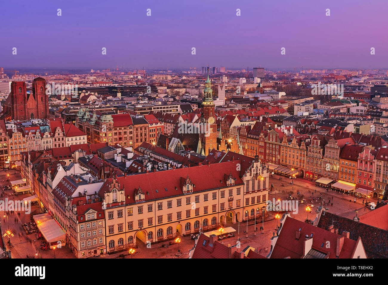 Luftaufnahme der Sonnenuntergang von Stare Miasto mit Marktplatz, Altes Rathaus und St. Elisabeth Kirche von St. Maria Magdalena Kirche in Breslau Stockfoto