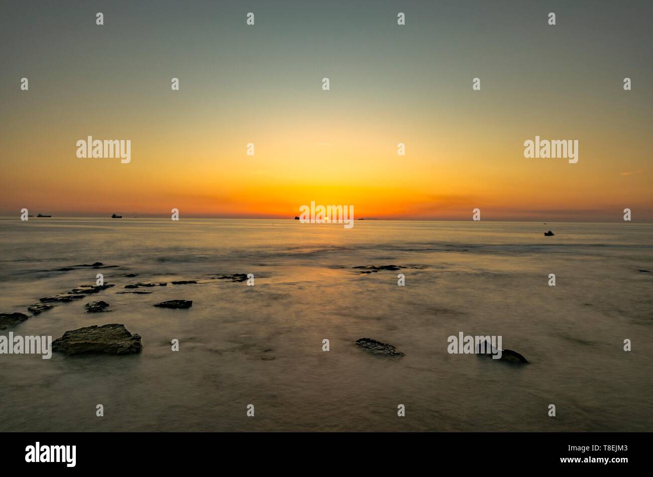 Paesaggio Marino con affiorano scogli che Dal Mare Al Tramonto Stockfoto