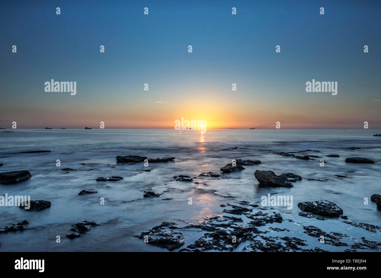 Paesaggio Marino con affiorano scogli che Dal Mare Al Tramonto Stockfoto