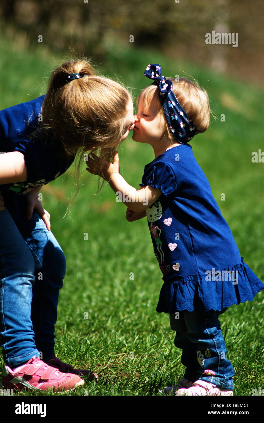 Zwei Schwestern in der Natur Stockfoto