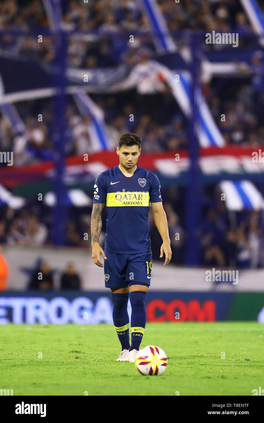 Buenos Aires, Argentinien - 12. Mai 2019: Mauro Zarate (Boca Juniors) beobachtet die Kugel mit einem Freistoss, dies ist das erste Match Mauro Zarate in Velez Stockfoto