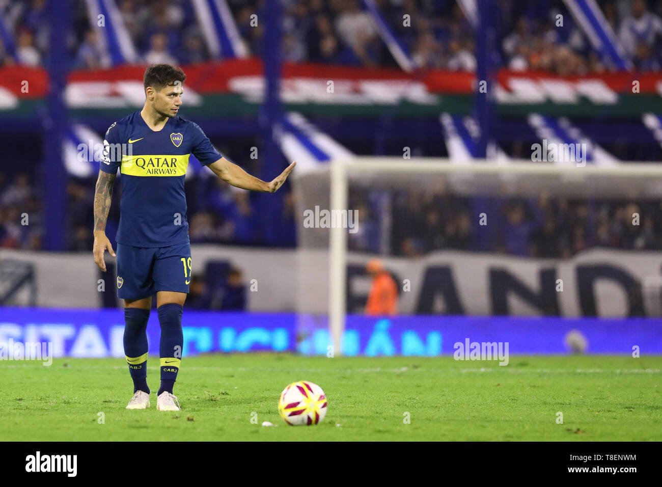 Buenos Aires, Argentinien - 12. Mai 2019: Mauro Zarate (Boca Juniors) geben ein Zeichen von Ruhe, das ist das erste Match Mauro Zarate in Velez Stadion af Stockfoto
