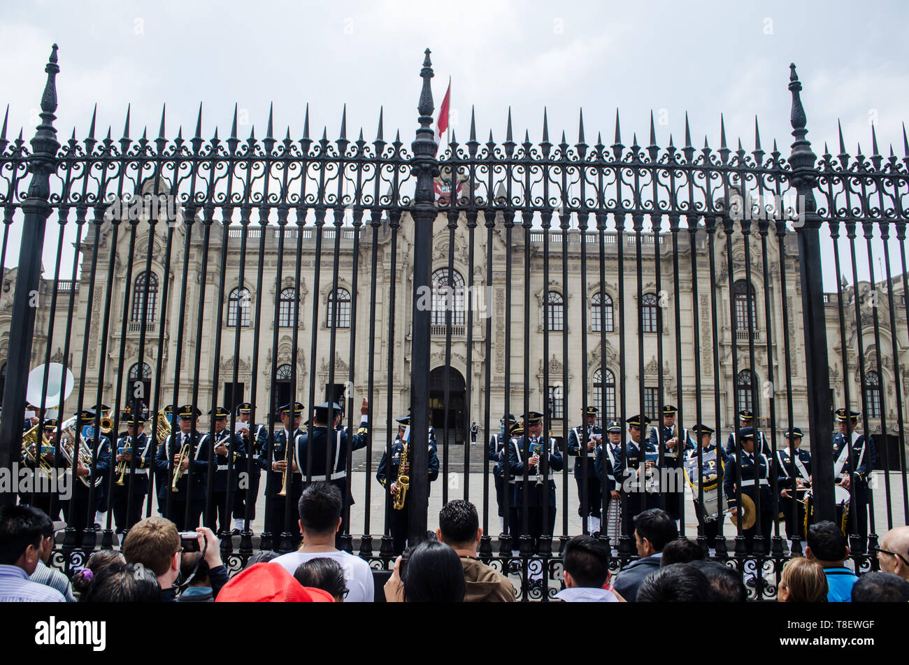 Menschen die Wachablösung beobachten vor der Palacio de Regierung in Lima Stockfoto
