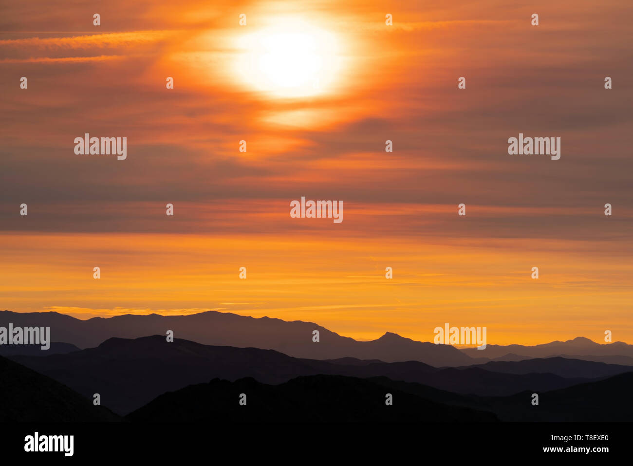 Die Feurige Sonnenaufgang des Death Valley. Obwohl dies könnte überall sein - der Kalifornische Brände hinzugefügt, um das dynamische Farben Stockfoto