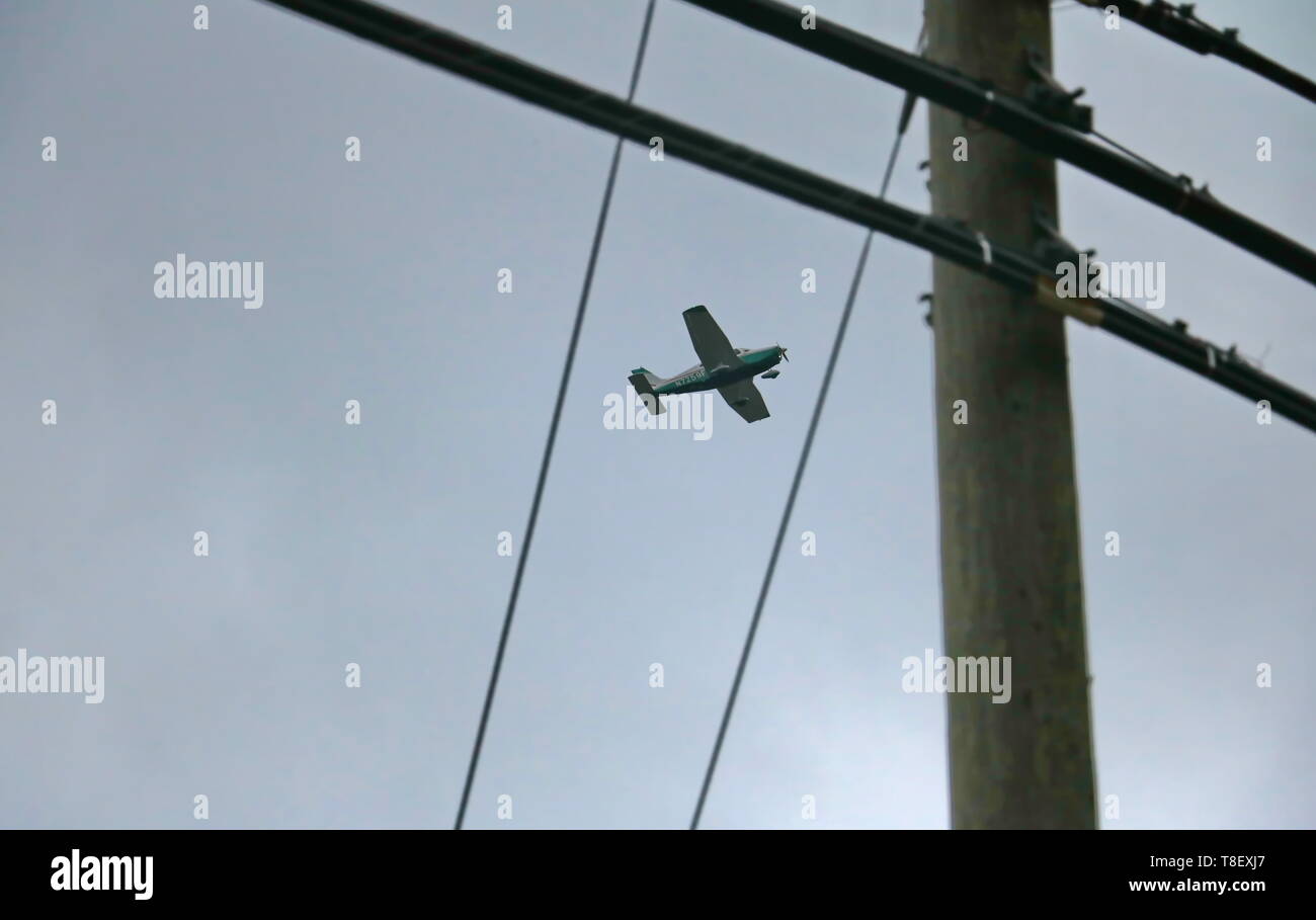 Licht Flugzeug in den Himmel im zwischen den Zeilen aufgenommen Stockfoto