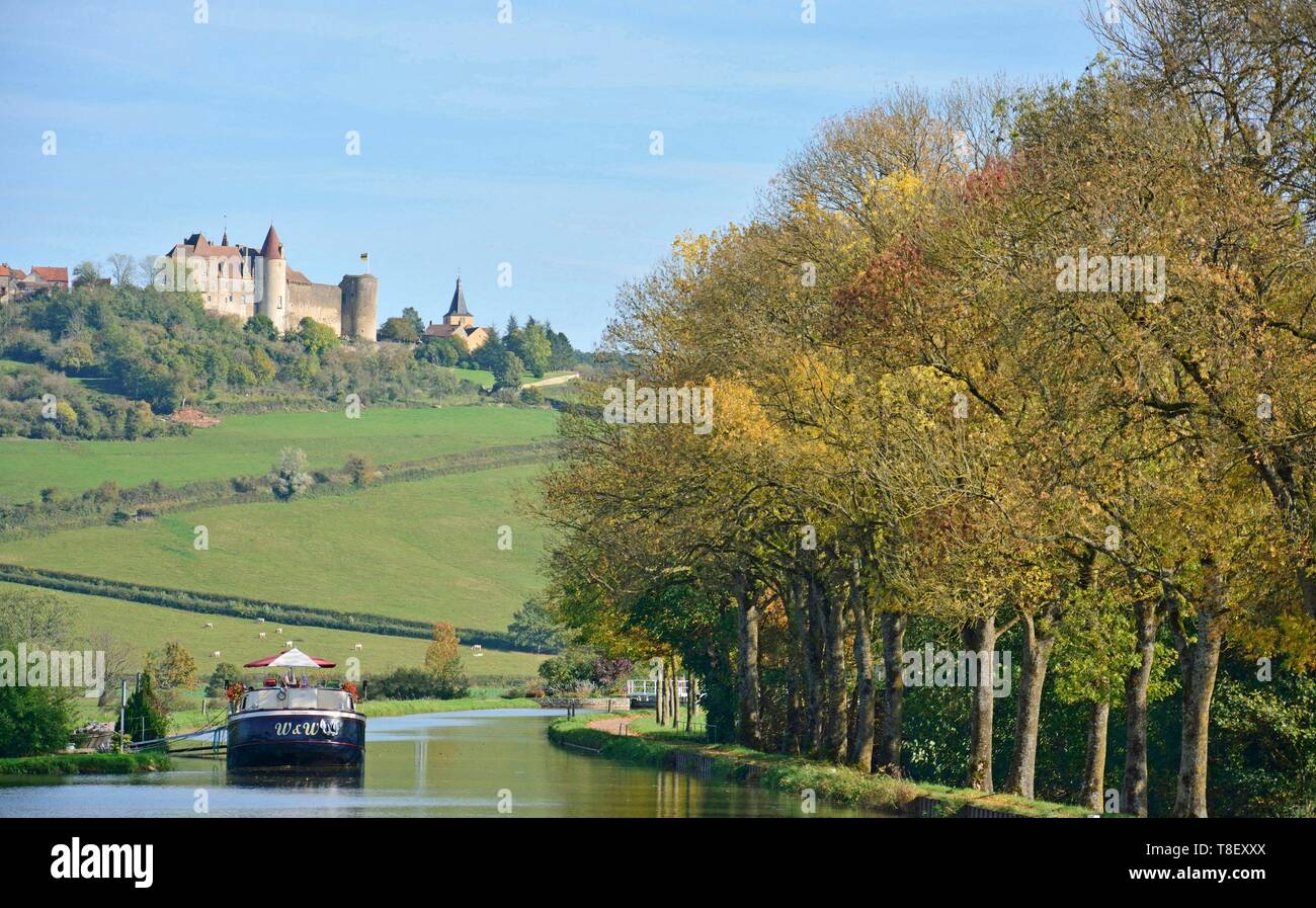 Frankreich, Cote d'Or, Lastkähne zur Bank von Canal de Bourgogne, Chateauneuf gebunden en Auxois Stockfoto