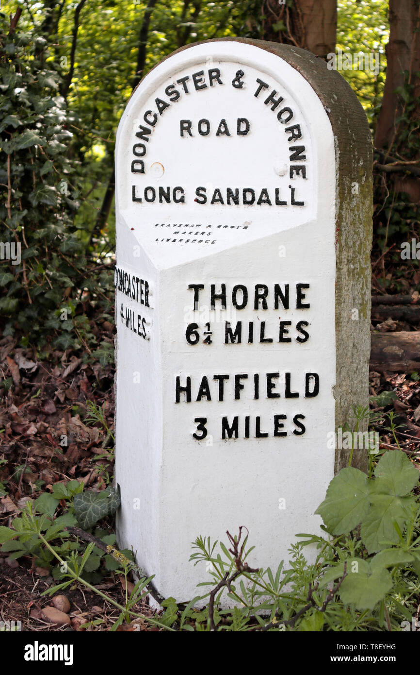 Jahrhundert Meilenstein in Edenthorpe - Doncaster und Thorne Road - 4 Meilen nach Doncaster - 3 Meilen zu Hatfield - 6 1/4 Meilen Thorne Stockfoto