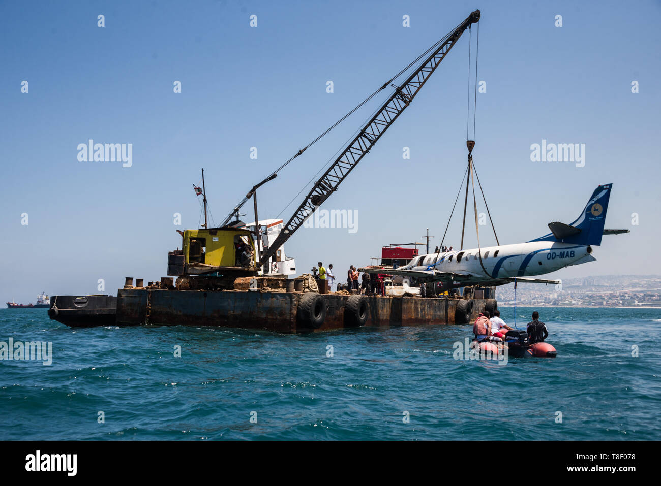 Die stillgelegte, kleine Passagiermaschine gesehen haben, in das Wasser während des Projekts Winched. Stillgelegte Flugzeuge sind in das Wasser aus der Stadt Saida im Libanon Winched als Teil einer Conservation Project ein künstliches Riff zu schaffen. Der Meeresboden hier ist unfruchtbar, also die Idee ist, Fische und Wirbellose mit permanenten Strukturen, um Ihnen einen Rasse und Tierheim um Fisch und Meerestiere Bestände, für Fischerei und Tourismus zu geben. Stockfoto