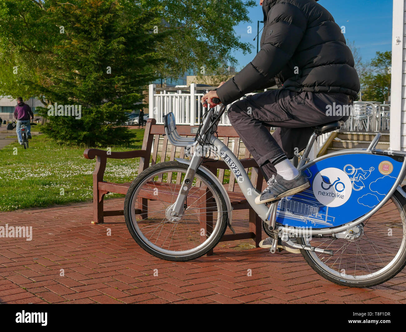 Cardiff öffentliche Fahrräder durch Jugendliche auf der Straße in Cardiff Bay verwendet Stockfoto