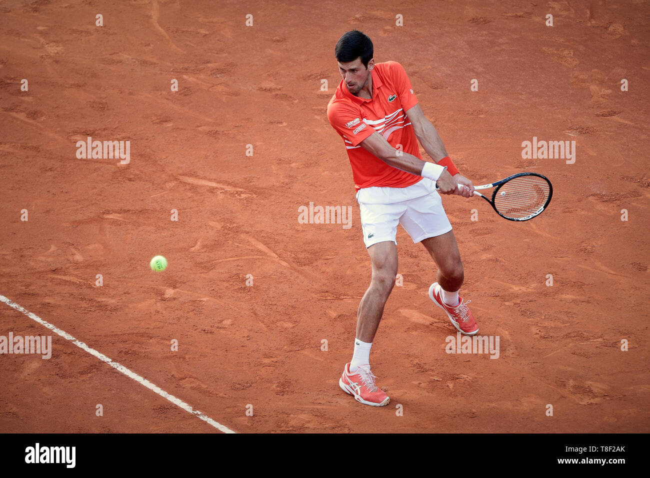 Novak Djokovic aus Serbien in Aktion während der Mutua Madrid Open Masters Finale gegen Stefanos Tsitsipas von Griechenland gesehen am Tag acht bei Caja Magica in Madrid. Novak Djokovic schlägt Stefanos Tsitsipas. Stockfoto