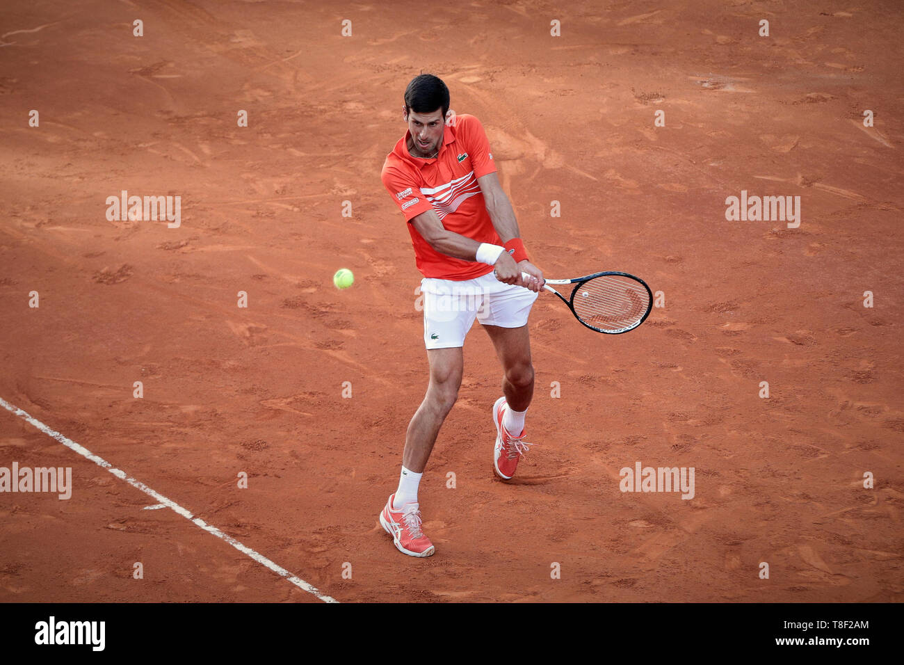 Novak Djokovic aus Serbien in Aktion während der Mutua Madrid Open Masters Finale gegen Stefanos Tsitsipas von Griechenland gesehen am Tag acht bei Caja Magica in Madrid. Novak Djokovic schlägt Stefanos Tsitsipas. Stockfoto