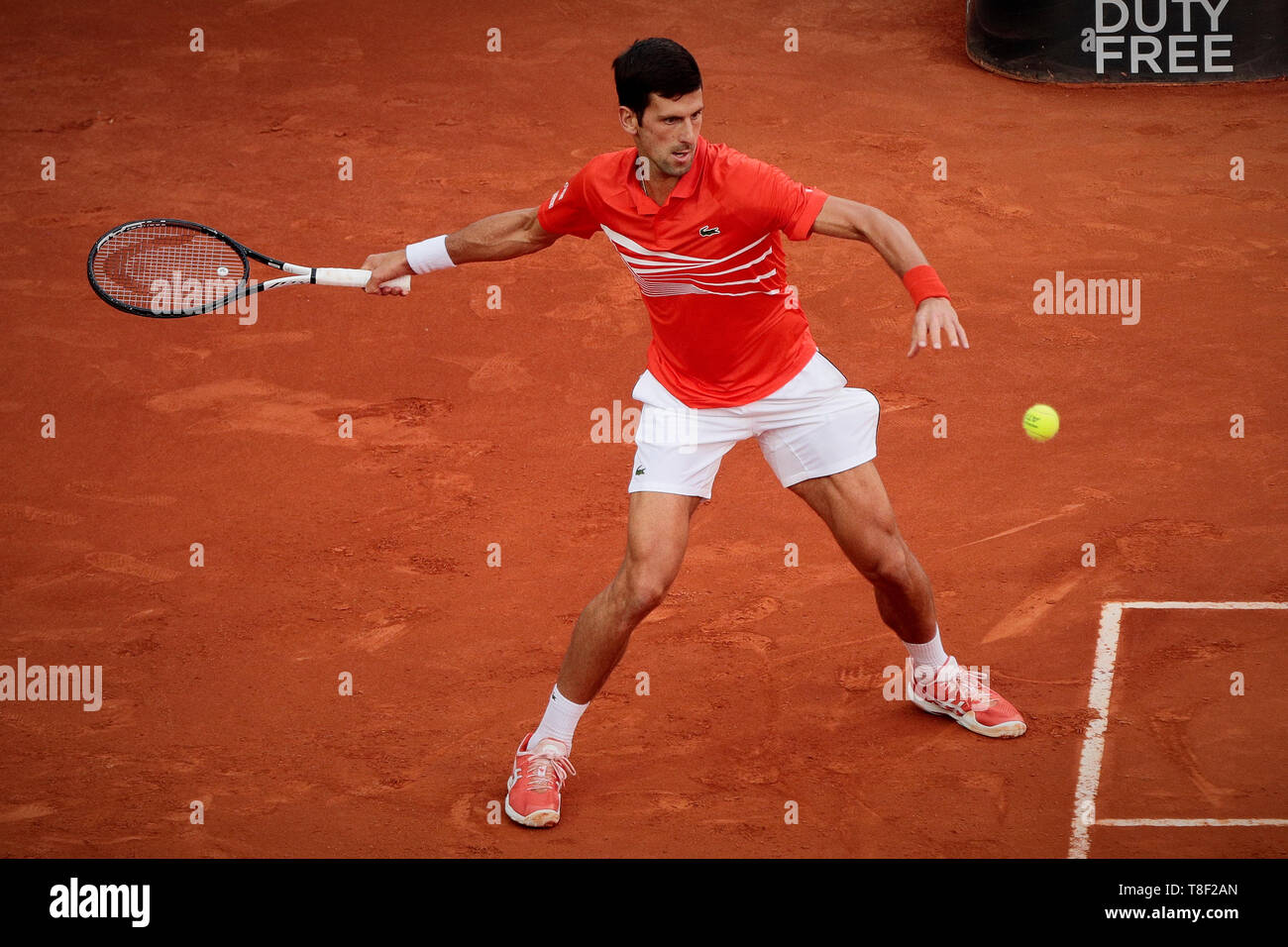 Novak Djokovic aus Serbien in Aktion während der Mutua Madrid Open Masters Finale gegen Stefanos Tsitsipas von Griechenland gesehen am Tag acht bei Caja Magica in Madrid. Novak Djokovic schlägt Stefanos Tsitsipas. Stockfoto