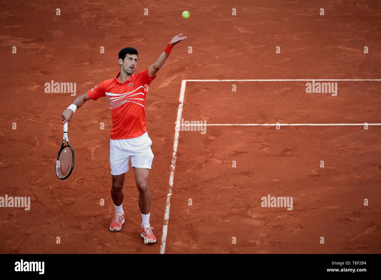 Novak Djokovic aus Serbien in Aktion während der Mutua Madrid Open Masters Finale gegen Stefanos Tsitsipas von Griechenland gesehen am Tag acht bei Caja Magica in Madrid. Novak Djokovic schlägt Stefanos Tsitsipas. Stockfoto