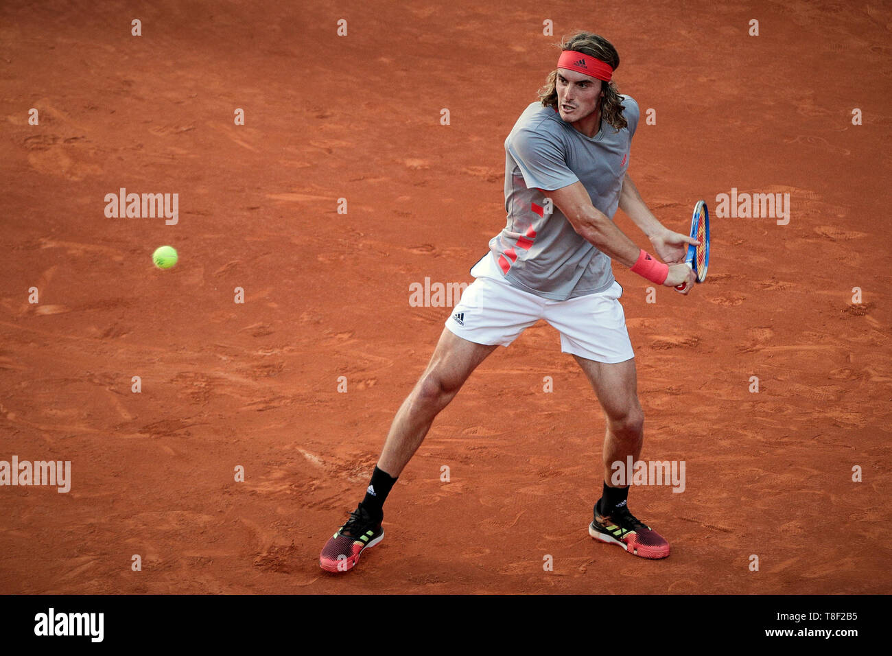 Stefanos Tsitsipas aus Griechenland in Aktion während der Mutua Madrid Open Masters Finale gegen Novak Djokovic aus Serbien gesehen am Tag acht bei Caja Magica in Madrid. Novak Djokovic schlägt Stefanos Tsitsipas. Stockfoto