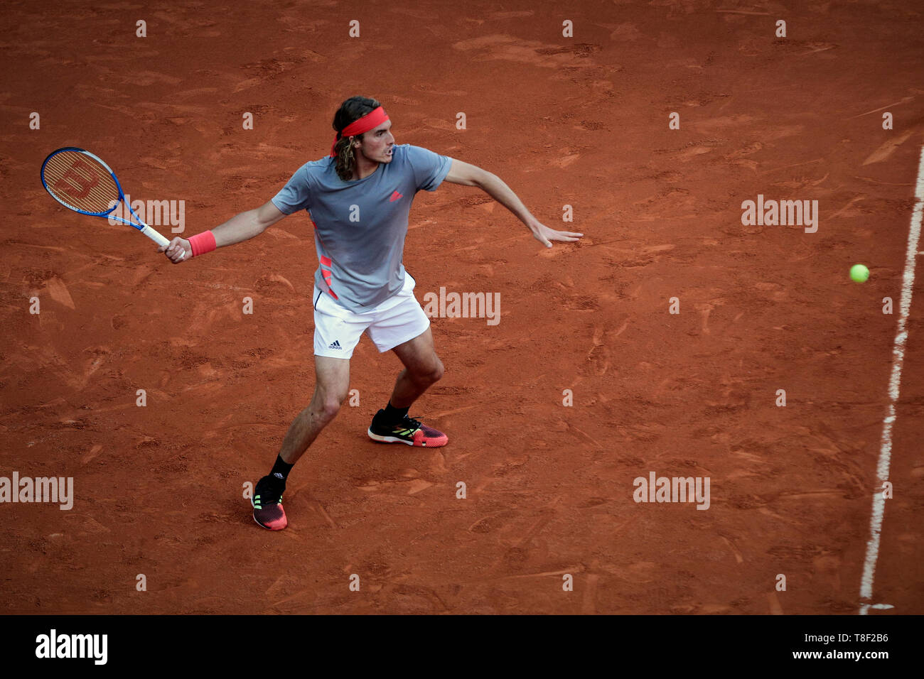 Stefanos Tsitsipas aus Griechenland in Aktion während der Mutua Madrid Open Masters Finale gegen Novak Djokovic aus Serbien gesehen am Tag acht bei Caja Magica in Madrid. Novak Djokovic schlägt Stefanos Tsitsipas. Stockfoto