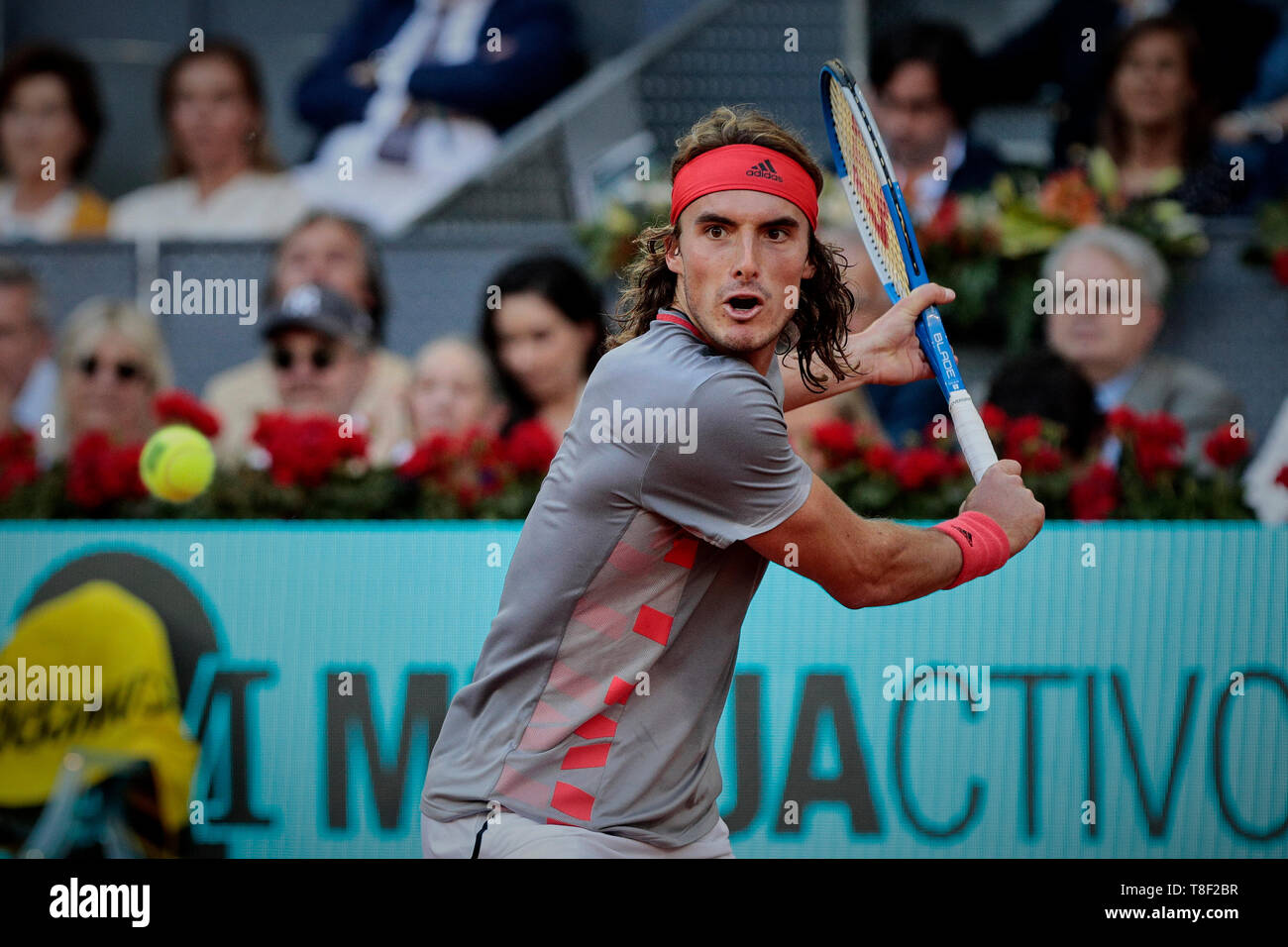 Stefanos Tsitsipas aus Griechenland in Aktion während der Mutua Madrid Open Masters Finale gegen Novak Djokovic aus Serbien gesehen am Tag acht bei Caja Magica in Madrid. Novak Djokovic schlägt Stefanos Tsitsipas. Stockfoto