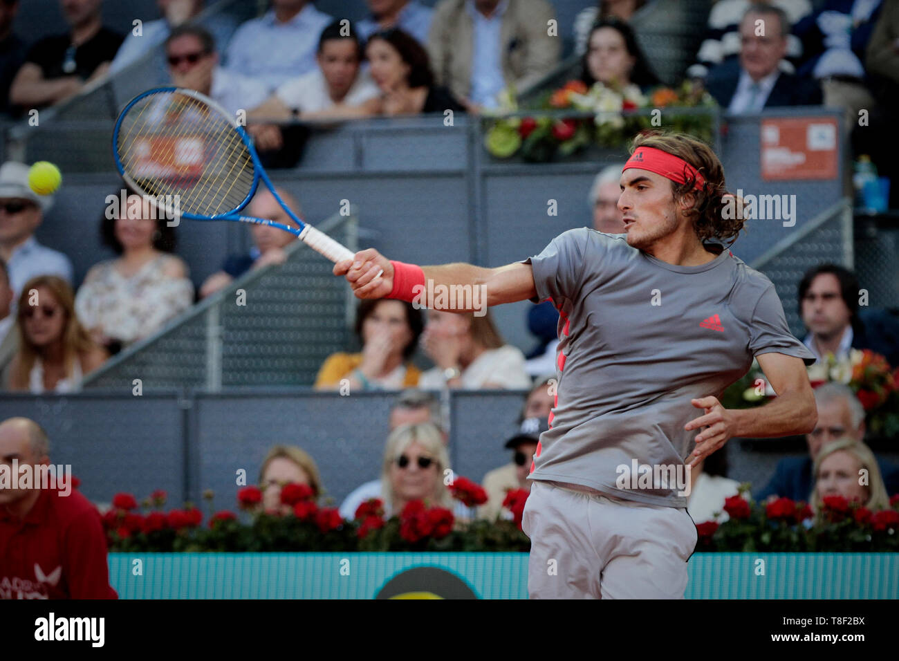 Stefanos Tsitsipas aus Griechenland in Aktion während der Mutua Madrid Open Masters Finale gegen Novak Djokovic aus Serbien gesehen am Tag acht bei Caja Magica in Madrid. Novak Djokovic schlägt Stefanos Tsitsipas. Stockfoto