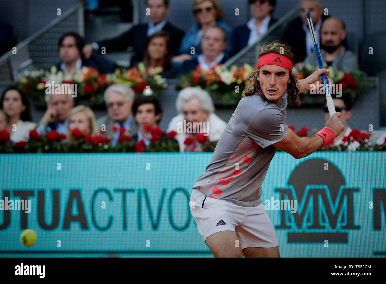 Stefanos Tsitsipas aus Griechenland in Aktion während der Mutua Madrid Open Masters Finale gegen Novak Djokovic aus Serbien gesehen am Tag acht bei Caja Magica in Madrid. Novak Djokovic schlägt Stefanos Tsitsipas. Stockfoto