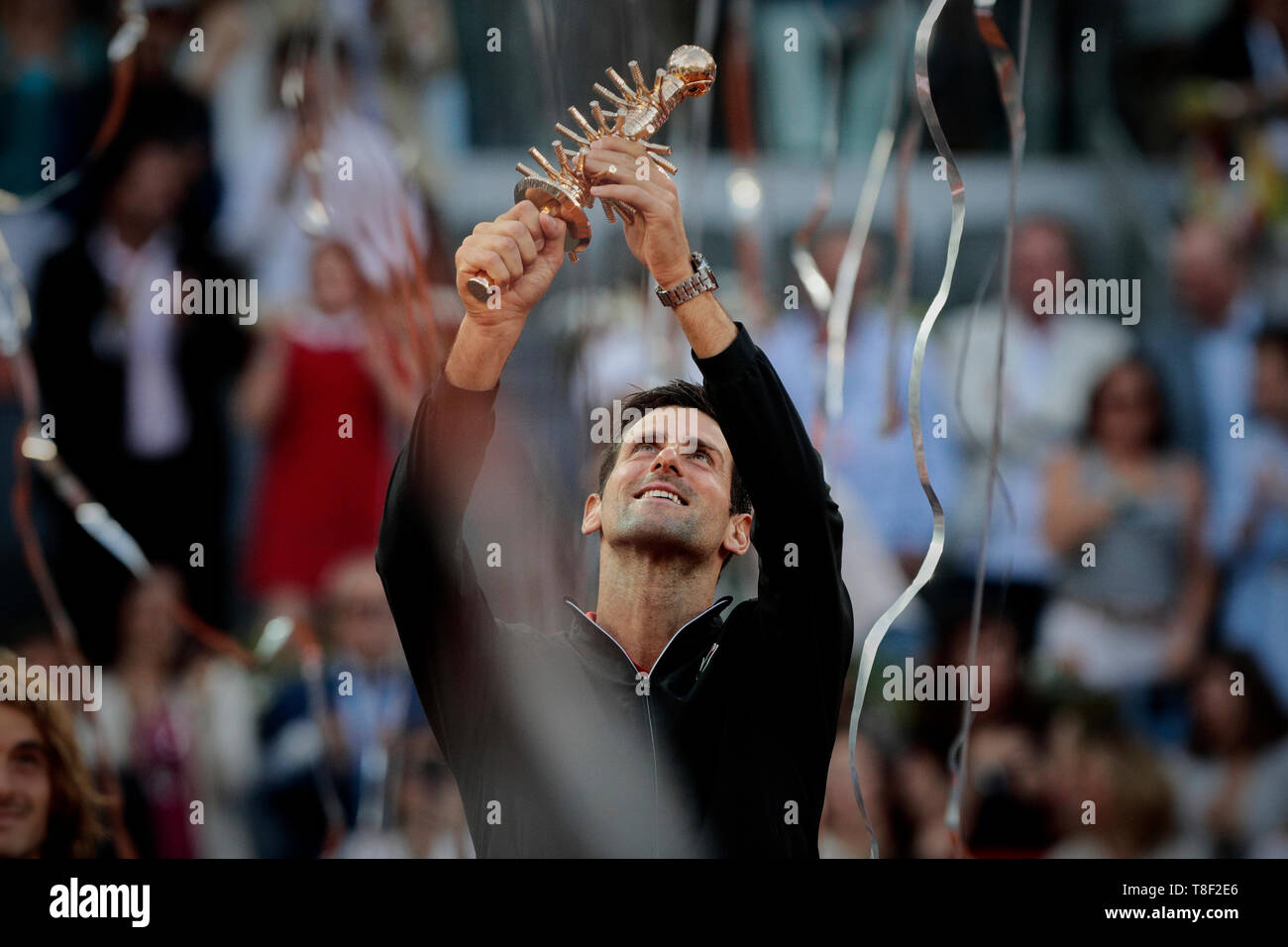 Novak Djokovic aus Serbien gesehen feiert seine Trophäe während der Mutua Madrid Open Masters Finale gegen Stefanos Tsitsipas aus Griechenland am Tag acht bei Caja Magica in Madrid. Novak Djokovic schlägt Stefanos Tsitsipas. Stockfoto