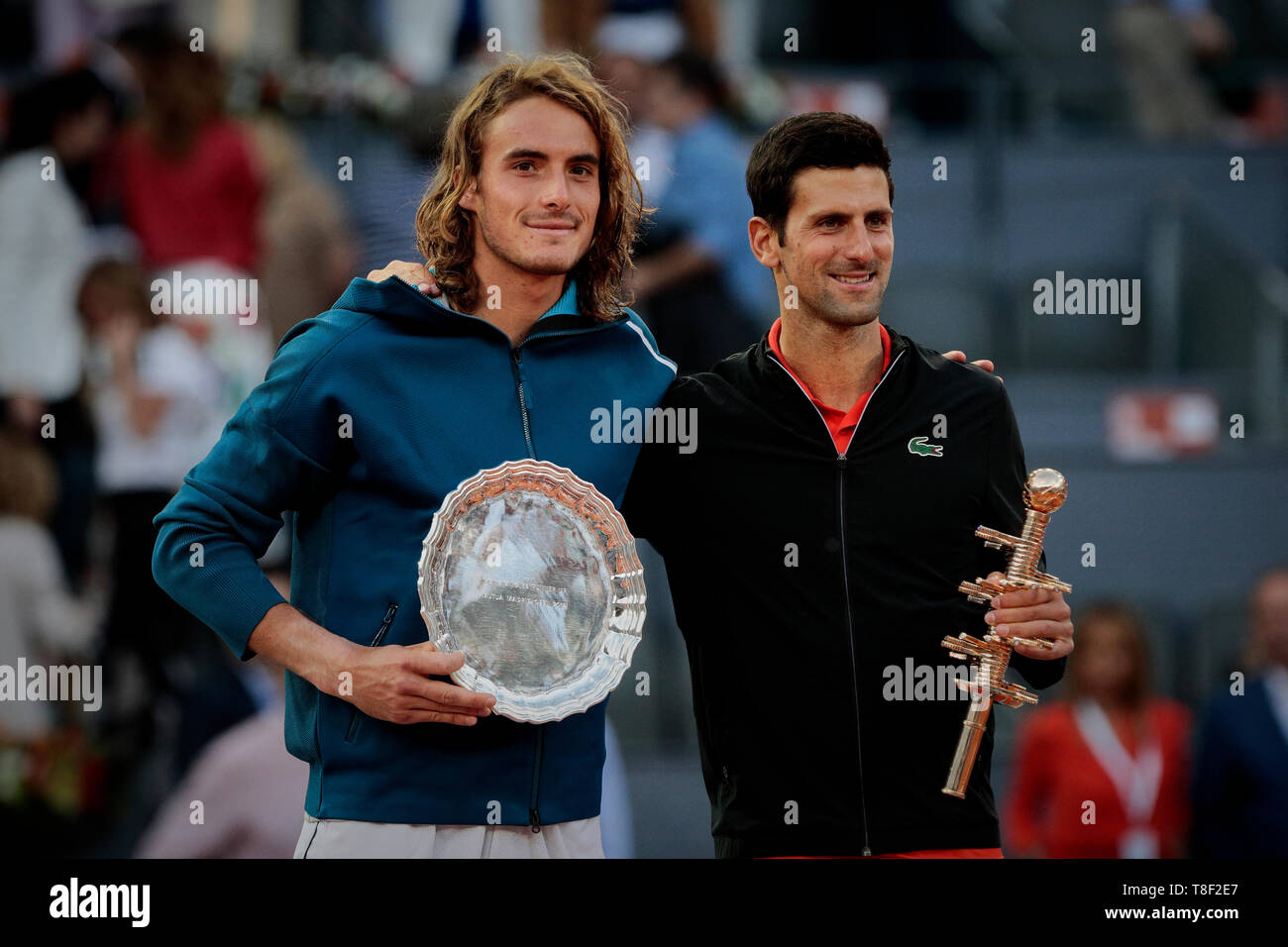 Stefanos Tsitsipas aus Griechenland und Novak Djokovic aus Serbien nach der Mutua Madrid Open Masters Finale am Tag acht bei Caja Magica in Madrid gesehen. Novak Djokovic schlägt Stefanos Tsitsipas. Stockfoto