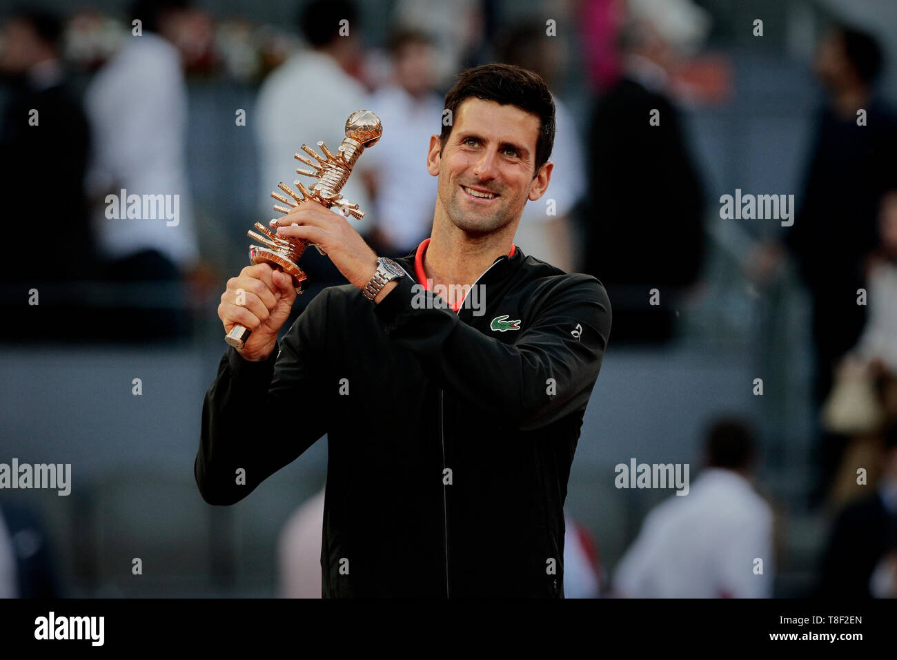 Novak Djokovic aus Serbien gesehen feiert seine Trophäe während der Mutua Madrid Open Masters Finale gegen Stefanos Tsitsipas aus Griechenland am Tag acht bei Caja Magica in Madrid. Novak Djokovic schlägt Stefanos Tsitsipas. Stockfoto