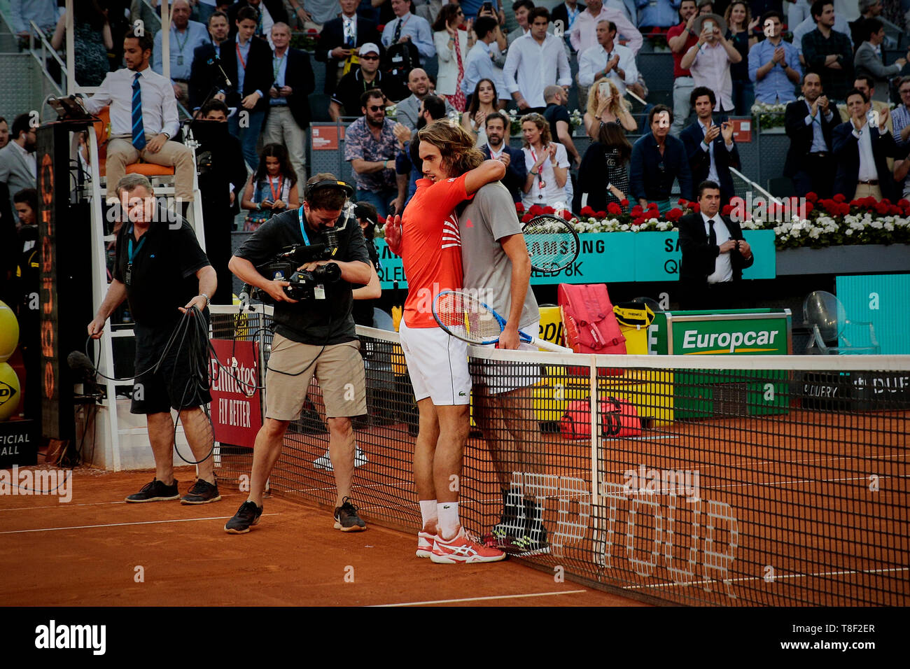 Stefanos Tsitsipas aus Griechenland und Novak Djokovic aus Serbien gesehen, die nach der Mutua Madrid Open Masters Finale am Tag acht bei Caja Magica in Madrid. Novak Djokovic schlägt Stefanos Tsitsipas. Stockfoto