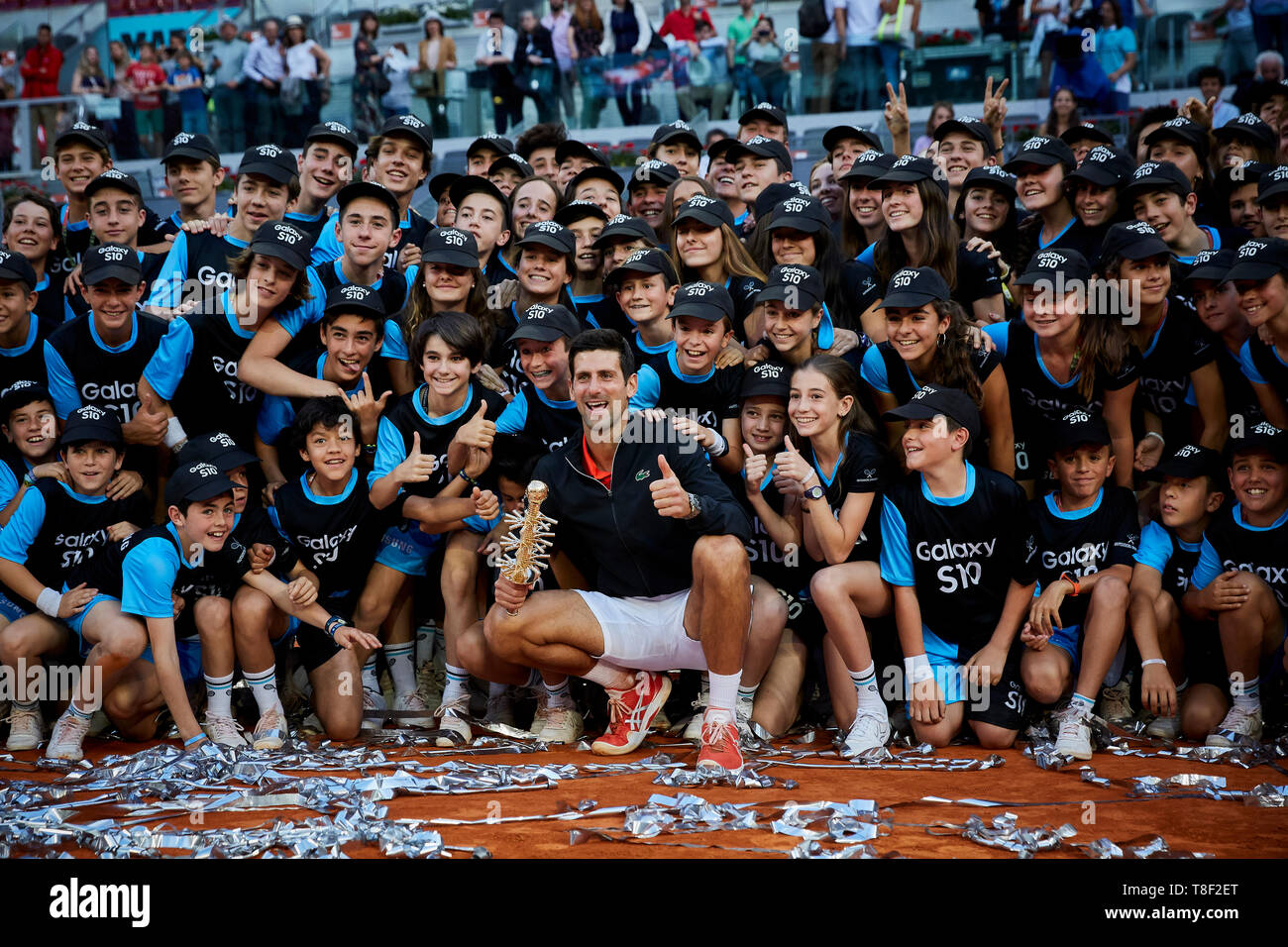 Novak Djokovic aus Serbien gesehen, mit einer Trophäe nach dem Mutua Madrid Open Masters Finale am Tag acht bei Caja Magica in Madrid posieren. Novak Djokovic schlägt Stefanos Tsitsipas. Stockfoto