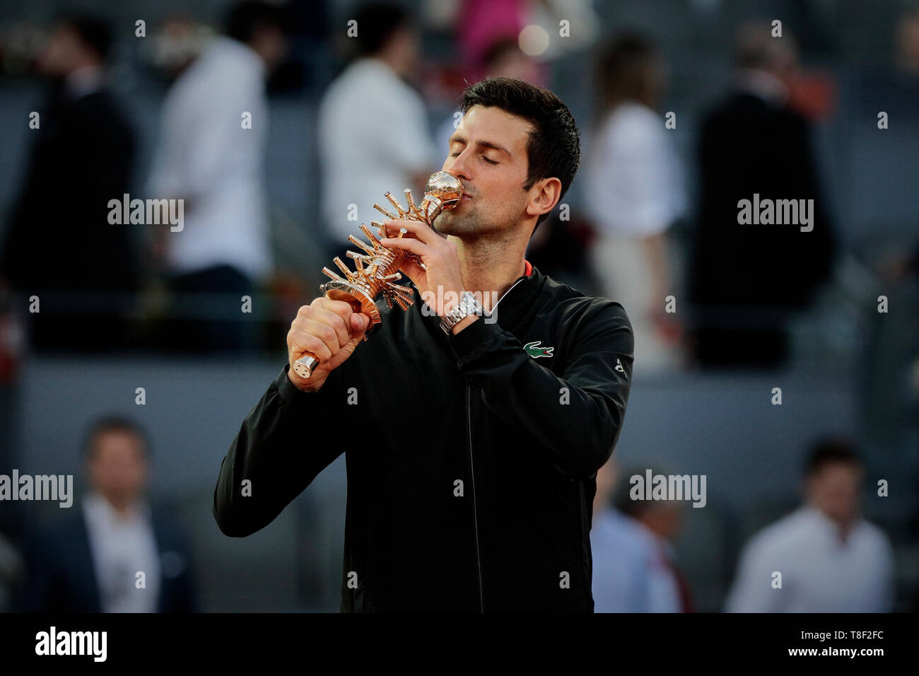 Novak Djokovic aus Serbien gesehen feiert seine Trophäe während der Mutua Madrid Open Masters Finale gegen Stefanos Tsitsipas aus Griechenland am Tag acht bei Caja Magica in Madrid. Novak Djokovic schlägt Stefanos Tsitsipas. Stockfoto