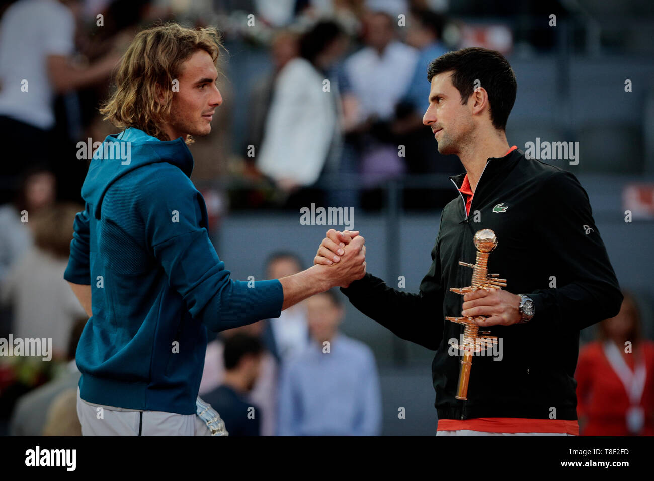 Stefanos Tsitsipas aus Griechenland und Novak Djokovic aus Serbien gesehen, das Händeschütteln nach dem Mutua Madrid Open Masters Finale am Tag acht bei Caja Magica in Madrid. Novak Djokovic schlägt Stefanos Tsitsipas. Stockfoto