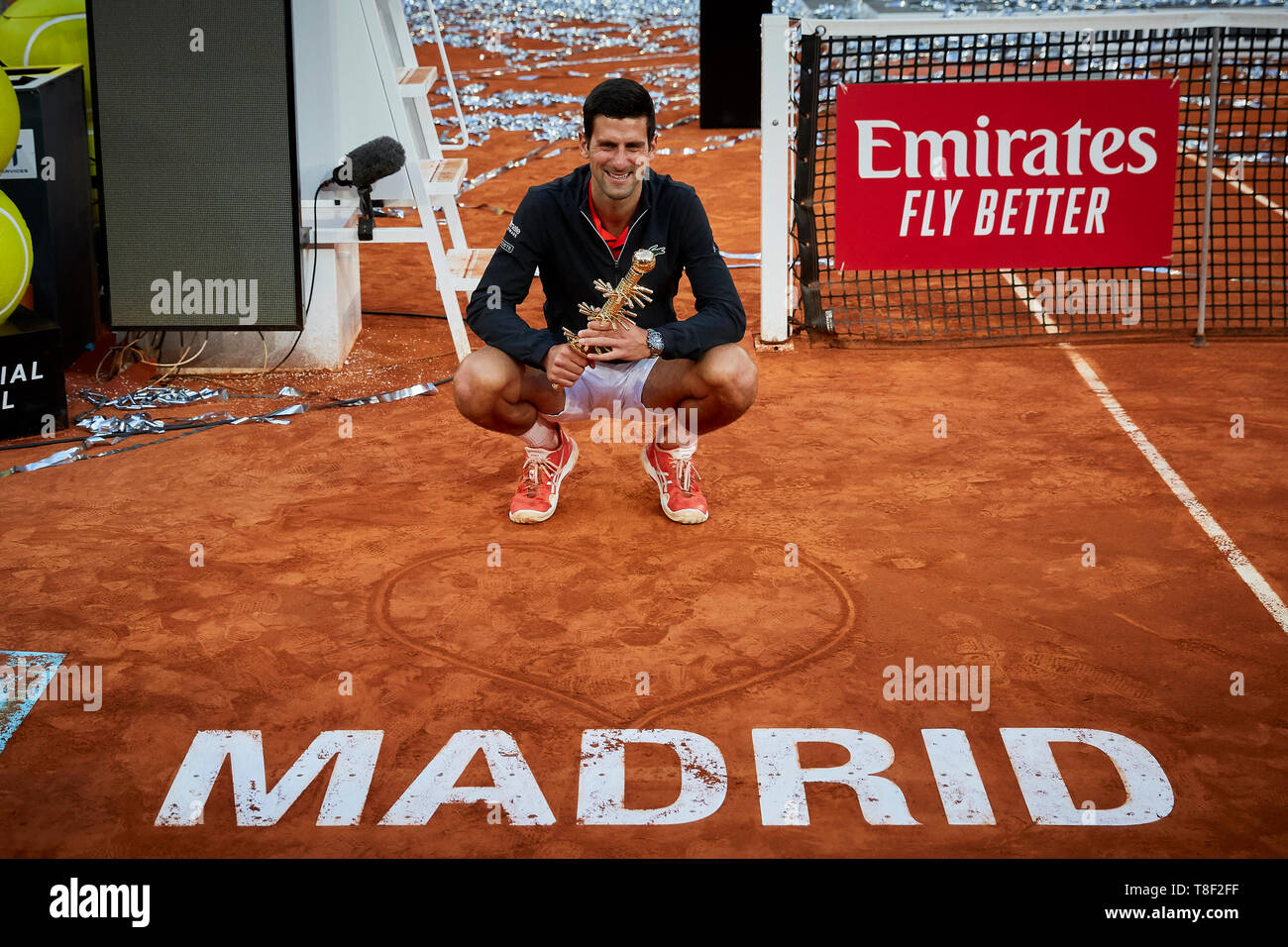 Novak Djokovic aus Serbien gesehen, mit einer Trophäe nach dem Mutua Madrid Open Masters Finale am Tag acht bei Caja Magica in Madrid posieren. Novak Djokovic schlägt Stefanos Tsitsipas. Stockfoto