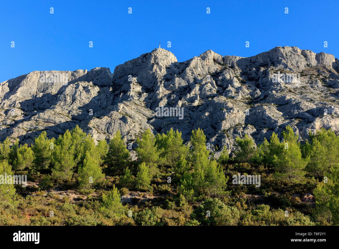 Frankreich, Bouches-du-Rhone, Pays d'Aix, Grand Site Sainte Victoire, Saint Antonin sur Bayon, den Berg Sainte Victoire, dem Croix de Provence (1875) (946 m) Stockfoto