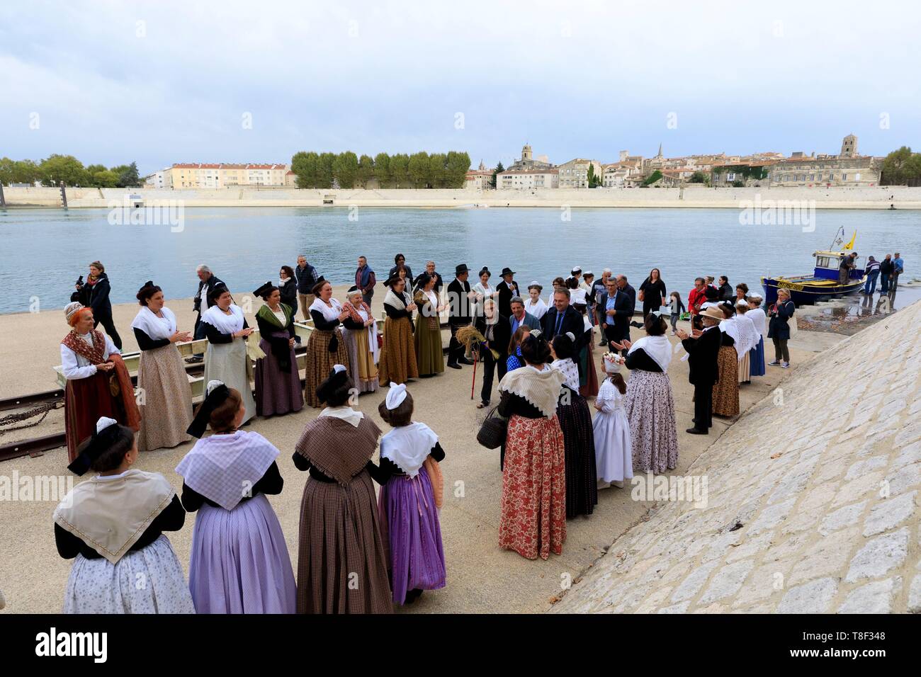 Frankreich, Bouches-du-Rhone, Arles, Trinquetaille, Saint Pierre Kai, erste Reis Festival, Ankunft der Marine Arnaud Botschafter von Reis Boot auf der Rhone Stockfoto