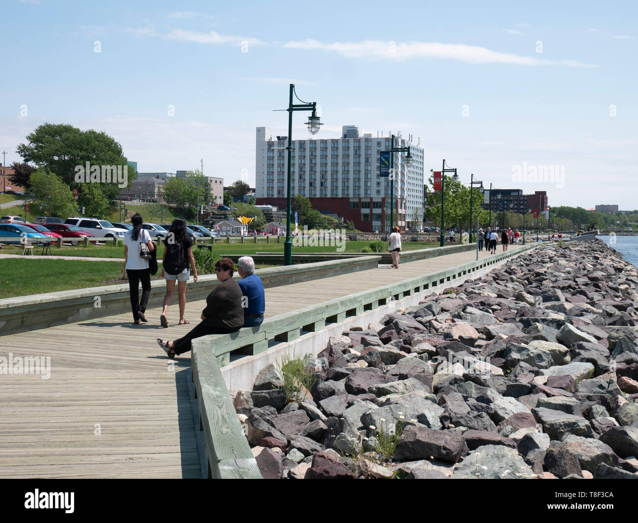 Sydney der Hafen der Stadt ist die historische Hauptstadt von Cape Breton in Nova Scotia. Harbourfront Boardwalk mit Gaukler und besuchen Kreuzfahrtschiffe t Stockfoto