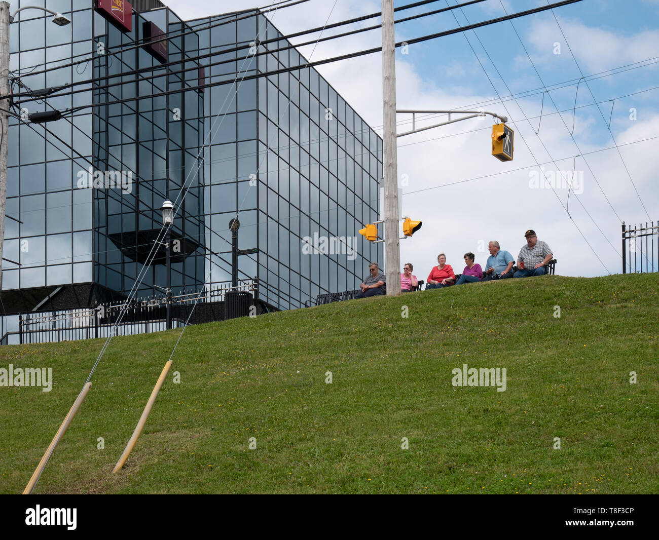 Sydney die Hafenstadt ist die historische Hauptstadt von Cape Breton in Nova Scotia. Harborfront Boardwalk mit Buskern und Kreuzfahrtschiffen Stockfoto