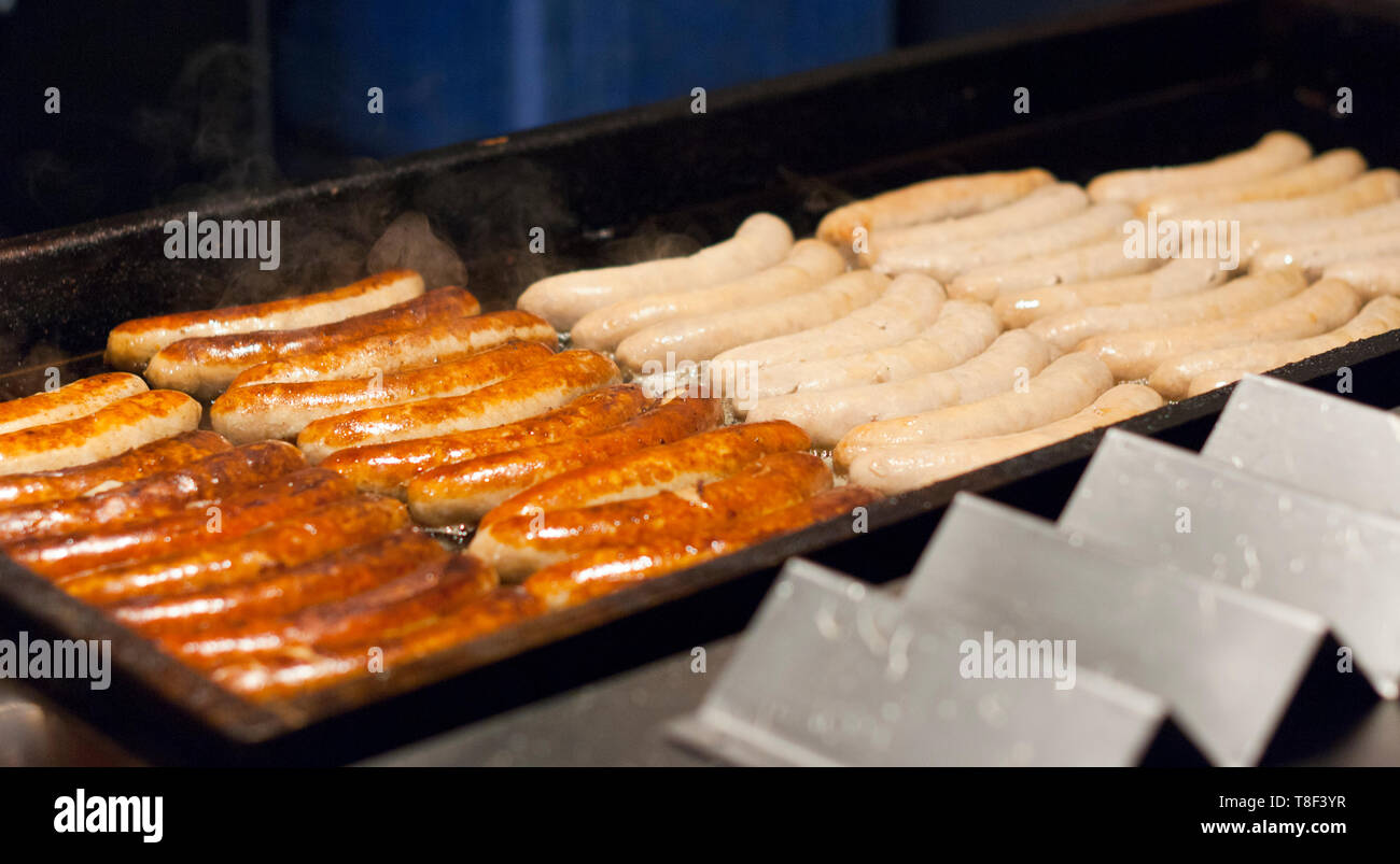 Grill voll der Belgischen Würstchen Stockfoto