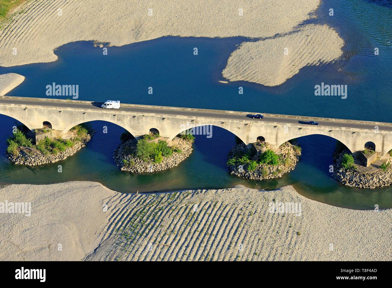 Frankreich, Gard, Pont Saint Esprit, fantastische Brücke des Heiligen  Geistes (XIII und XIV), die Rhone (Luftbild Stockfotografie - Alamy
